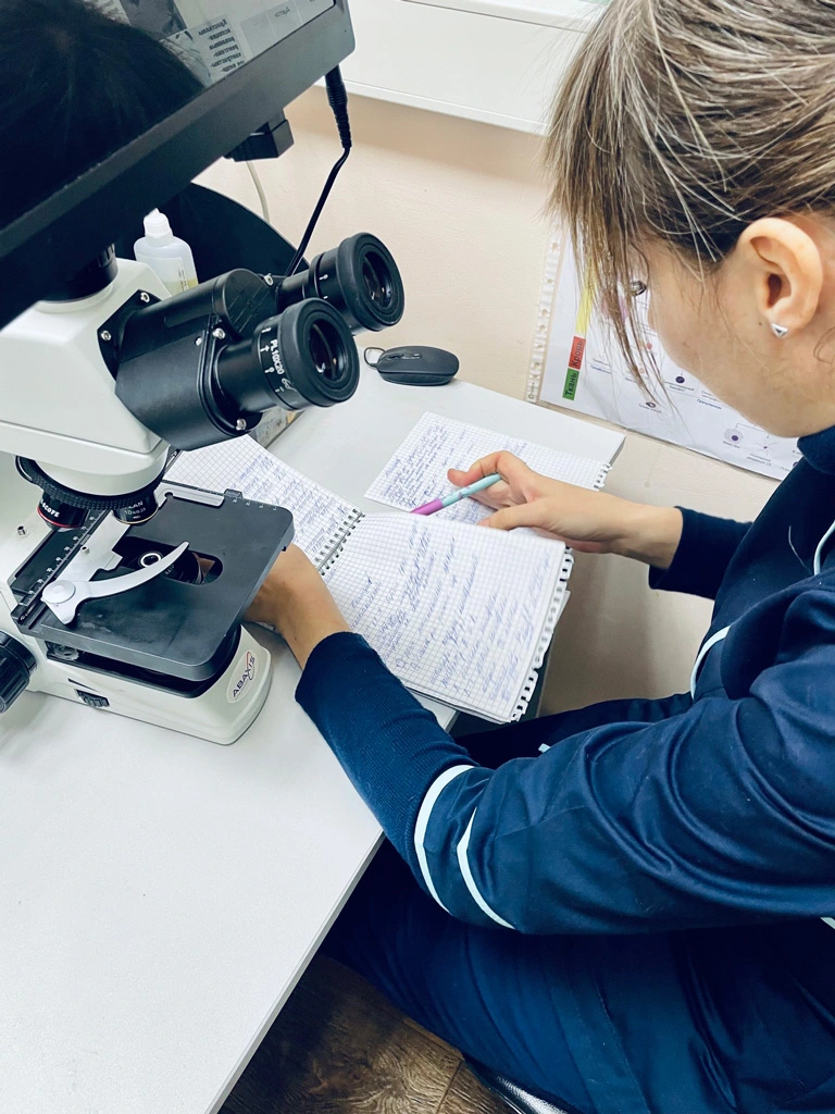veterinarnyy-vrach-zapisyvaet-rezultat-analizov Общая информация по лабораторной диагностике